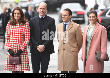 Der Herzog und die Herzogin von Cambridge, von Kronprinzessin Victoria und Prinz Daniel von Schweden begleitet, am Karolinska Institut in Stockholm über die Schweden Ansatz zur Verwaltung der psychischen Gesundheit Herausforderungen zu hören. Stockfoto