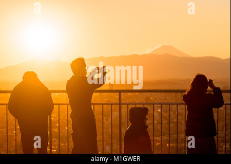 Die Leute, die auf der Suche am Mt. Fuji Roppongi Hills Mori Tower Stockfoto