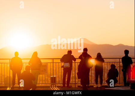 Die Leute, die auf der Suche am Mt. Fuji Roppongi Hills Mori Tower Stockfoto