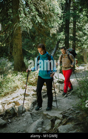 Junges Paar zu Fuß durch den Wald. Stockfoto