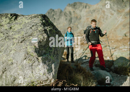 Touristen, die auf der Suche nach einem Weg in die Berge. Stockfoto