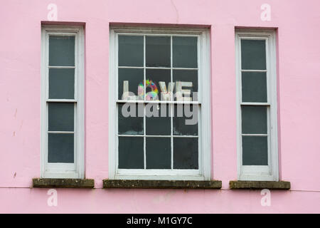 Romantische Schild, Liebe in ein Fenster in einem Fenster Stockfoto