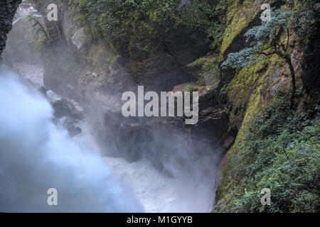 Des Teufels Kessel Wasserfall (Spanisch: Pailon del Diablo)-Gebirgsfluss und fallen in den Anden. Banos. Ecuador Stockfoto