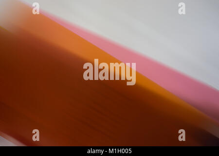 Zusammenfassung Hintergrund, diagonale Linien und Flecken. Orange, Grau, Pink. Stockfoto