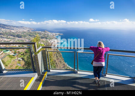 Cabo Girao Madeira Portugal Madeira Touristische auf Glas Aussichtsplattform am Cabo Girao Skywalk einen hohen Steilklippe Südküste Insel Madeira Portugal Stockfoto