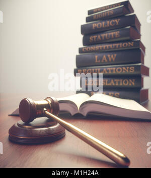 Holz- Hammer mit goldfarbenen Details und Bücher in den Hintergrund. Stockfoto