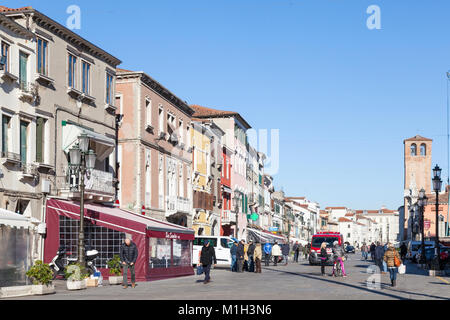 Straßenszene in Corso del Popolo, Chioggia, Venedig, Venetien, Italien, der Hauptstraße der Fischerhafen an der venezianischen Lagune, wo Sie mit der Ad wird geöffnet Stockfoto