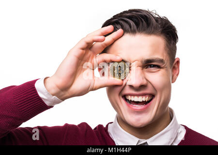 Nahaufnahme einer fröhlichen schreien Geschäftsmann holding Bitcoin auf seinem Gesicht isoliert über Weiß Stockfoto
