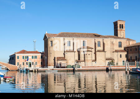 Die italienischen Barock äußere der Chiesa di San Domenico, oder die Kirche San Domenico, Chioggia, Venedig, Venetien, Italien spiegelt sich im Wasser des Kanals Stockfoto