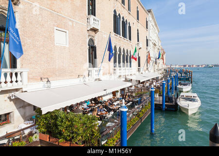 Menschen Speisen auf der Terrasse des Luxus Gritti Palace Hotel mit Blick auf den Canal Grande, Markusplatz, Venedig, Venetien, Italien Stockfoto