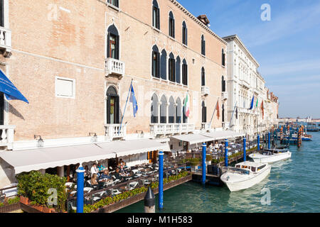 Menschen Speisen auf der Terrasse des Luxus Gritti Palace Hotel mit Blick auf den Canal Grande, Markusplatz, Venedig, Venetien, Italien Stockfoto