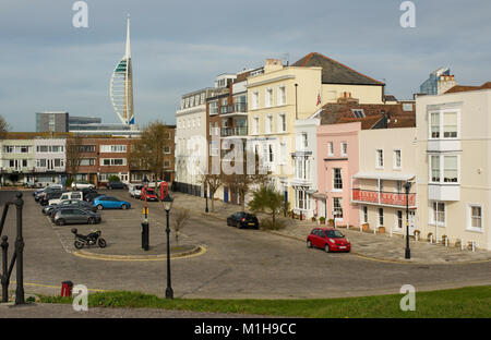 Platz mit Häusern in der Altstadt von Portsmouth, Hampshire, England. Mit Spinnaker Tower im Hintergrund. Stockfoto