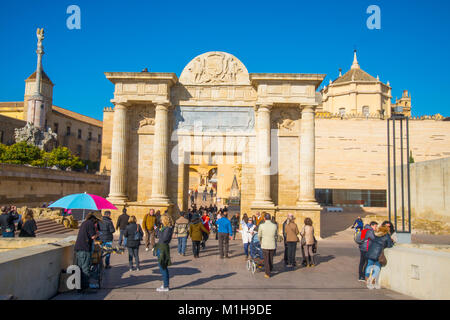 Bridge Gate. Triunfo Square, Cordoba, Spanien. Stockfoto