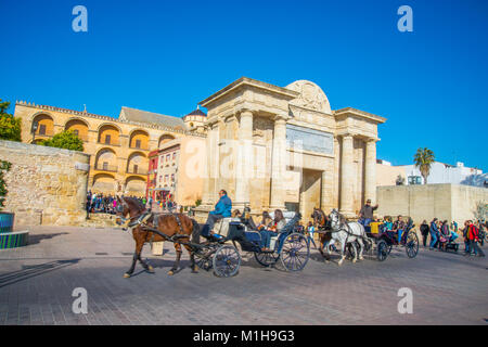 Pferd - Kutschen an Puerta del Puente gezeichnet. Cordoba, Spanien. Stockfoto