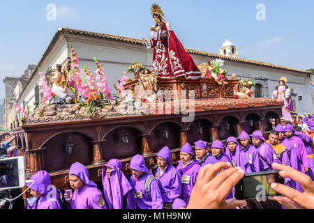 Antigua, Guatemala - März 24, 2016: Lokale Männer tragen Jungfrau Maria in Gründonnerstag Prozession in der Stadt mit den berühmten Heiligen Woche feiern Stockfoto