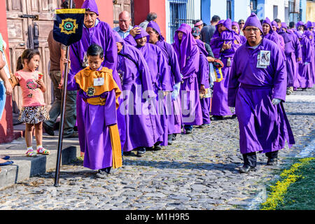 Antigua, Guatemala - März 24, 2016: Büßer in Gründonnerstag Prozession in der Stadt mit dem berühmtesten Feierlichkeiten zur Karwoche in Lateinamerika Stockfoto