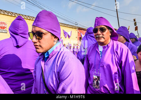 Antigua, Guatemala - März 24, 2016: Büßer in Gründonnerstag Prozession in der Stadt mit dem berühmtesten Feierlichkeiten zur Karwoche in Lateinamerika Stockfoto