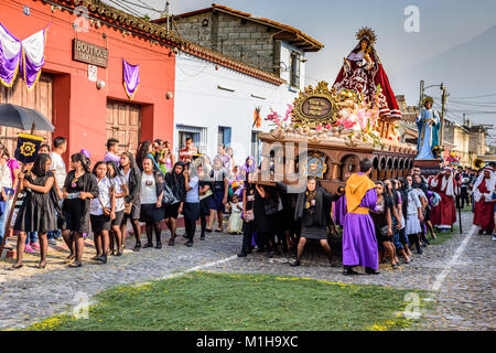 Antigua, Guatemala - März 24, 2016: Jungfrau Maria in Gründonnerstag Prozession in der Stadt mit dem berühmtesten Feierlichkeiten zur Karwoche in Lateinamerika Stockfoto