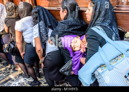 Antigua, Guatemala - März 24, 2016: Frauen tragen Schwimmer in Gründonnerstag Prozession in der Stadt mit dem berühmtesten Feierlichkeiten zur Karwoche in Lateinamerika Stockfoto