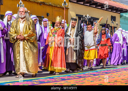 Antigua, Guatemala - März 25, 2016: Drei Könige, Karfreitag gefärbte Sägespäne Prozession Teppich in der Stadt mit den berühmten Heiligen Woche feiern Stockfoto