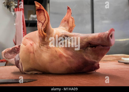 Schweine Kopf auf Metzger Block Stockfoto