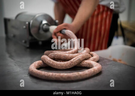 Ein Metzger Wurst machen Stockfoto