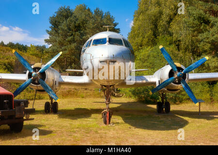 FINOWFURT, Deutschland - 22. AUGUST 2015: IL 14, einer alten russischen militärischen Propeller airplaine auf einem alten Flugplatz. Luftfahrtmuseum Finowfurt (Luftfahrtmuse Stockfoto