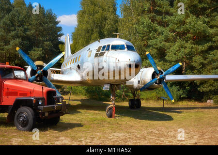 FINOWFURT, Deutschland - 22. AUGUST 2015: IL 14, einer alten russischen militärischen Propeller airplaine auf einem alten Flugplatz. Luftfahrtmuseum Finowfurt (Luftfahrtmuse Stockfoto