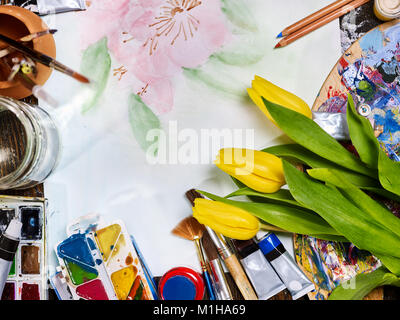 Authentische Pinsel noch Leben auf der Tabelle im Kunstunterricht der Schule. Draufsicht auf die Gruppe der Bürste im Tongefäß. Blumenstrauß als Symbol für den Frühling Rabatte Stockfoto