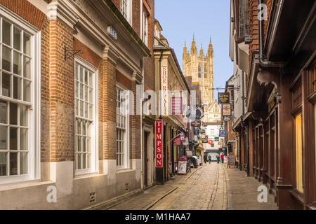 Canterbury, Großbritannien - 29.Januar 2018. Ein Blick auf die Kathedrale von Canterbury am Ende der gepflasterten Metzgerei Lane. Die Kathedrale ist die Mutter Kirche des A Stockfoto