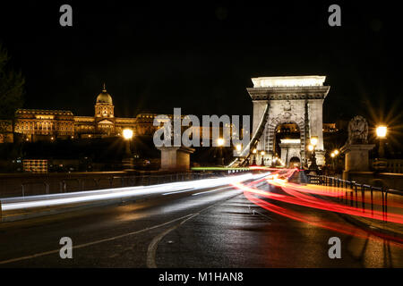 Ein Bild von der Kettenbrücke in Budapest bei Nacht mit dem Licht Spuren aus der Autos. Stockfoto