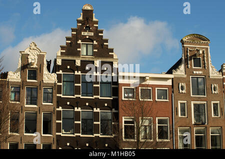Die Fassaden der historischen Grachtenhäusern in Amsterdam Stockfoto
