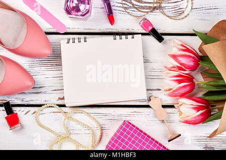 Leeren Notizblock auf Holztisch Stockfoto