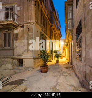 Die alten Gassen in Vittoriosa, einem kleinen Dorf am Ufer des Grand Bay Valletta in Malta, auf einen ruhigen Abend. Stockfoto