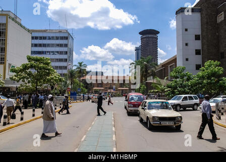 Nairobi Kenia 3. November 2008. Straßenszene in Nairobi. Autos und Menschen auf der Straße. Im Hintergrund gibt es Gebäude, Geschäfte und Werbetafeln Stockfoto