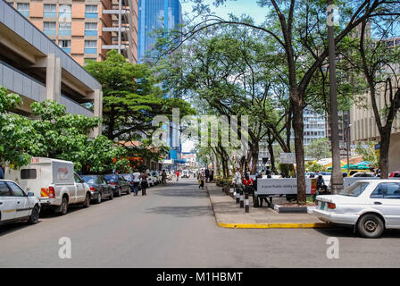 Nairobi Kenia 3. November 2008. Straßenszene in Nairobi. Autos und Menschen auf der Straße. Im Hintergrund gibt es Gebäude, Geschäfte und Werbetafeln Stockfoto