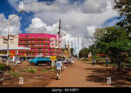 Thika Kenia 7. November 2008. Typische Straßenszene in Thika, Kenia. Autos und nicht identifizierte Personen in der Straße. Im Hintergrund gibt es Gebäude, Geschäfte ein Stockfoto