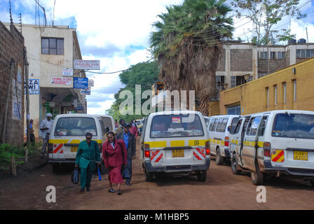 Thika Kenia 7. November 2008. Typische Straßenszene in Thika, Kenia. Autos und nicht identifizierte Personen in der Straße. Im Hintergrund gibt es Gebäude, Geschäfte ein Stockfoto