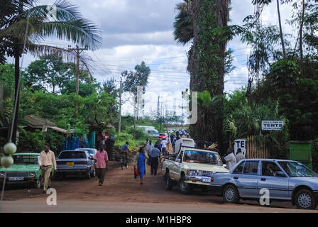 Thika Kenia 7. November 2008. Typische Straßenszene in Thika, Kenia. Autos und nicht identifizierte Personen in der Straße. Im Hintergrund gibt es Gebäude, Geschäfte ein Stockfoto