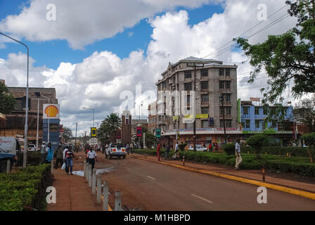 Thika Kenia 7. November 2008. Typische Straßenszene in Thika, Kenia. Autos und nicht identifizierte Personen in der Straße. Im Hintergrund gibt es Gebäude, Geschäfte ein Stockfoto