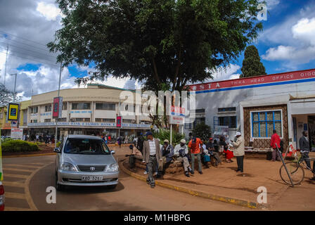 Thika Kenia 7. November 2008. Typische Straßenszene in Thika, Kenia. Autos und nicht identifizierte Personen in der Straße. Im Hintergrund gibt es Gebäude, Geschäfte ein Stockfoto