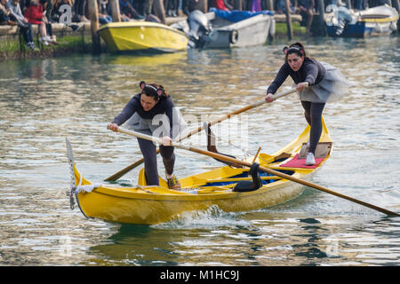 Weiblichen Besatzungen an Bord der typisch venezianischen Boot "gondolini' in der Regel von Männern durchgeführt. Karneval in Venedig 2018, Italien, 28. Januar 2018. Stockfoto