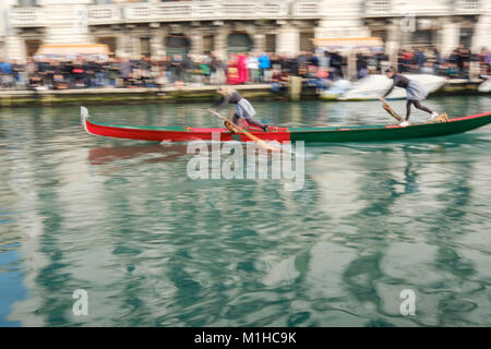 Weiblichen Besatzungen an Bord der typisch venezianischen Boot "gondolini' in der Regel von Männern durchgeführt. Karneval in Venedig 2018, Italien, 28. Januar 2018. Stockfoto