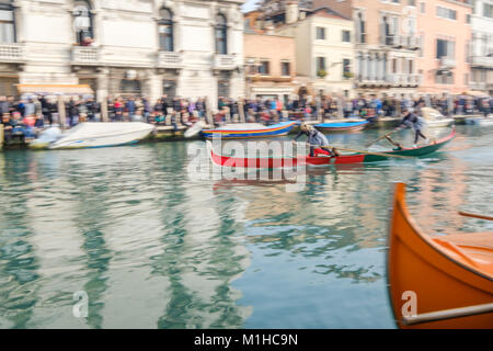 Weiblichen Besatzungen an Bord der typisch venezianischen Boot "gondolini' in der Regel von Männern durchgeführt. Karneval in Venedig 2018, Italien, 28. Januar 2018. Stockfoto