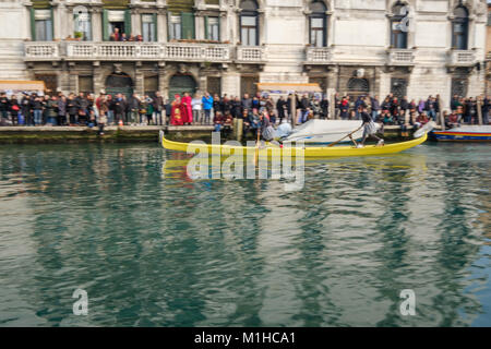 Weiblichen Besatzungen an Bord der typisch venezianischen Boot "gondolini' in der Regel von Männern durchgeführt. Karneval in Venedig 2018, Italien, 28. Januar 2018. Stockfoto