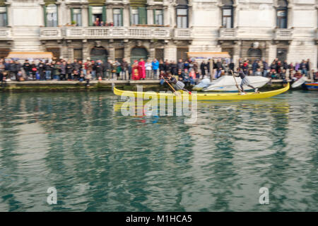 Weiblichen Besatzungen an Bord der typisch venezianischen Boot "gondolini' in der Regel von Männern durchgeführt. Karneval in Venedig 2018, Italien, 28. Januar 2018. Stockfoto