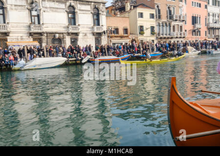 Weiblichen Besatzungen an Bord der typisch venezianischen Boot "gondolini' in der Regel von Männern durchgeführt. Karneval in Venedig 2018, Italien, 28. Januar 2018. Stockfoto