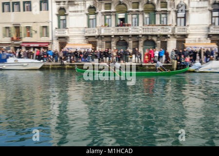 Weiblichen Besatzungen an Bord der typisch venezianischen Boot "gondolini' in der Regel von Männern durchgeführt. Karneval in Venedig 2018, Italien, 28. Januar 2018. Stockfoto