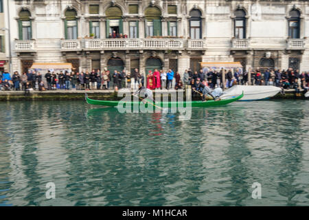 Weiblichen Besatzungen an Bord der typisch venezianischen Boot "gondolini' in der Regel von Männern durchgeführt. Karneval in Venedig 2018, Italien, 28. Januar 2018. Stockfoto