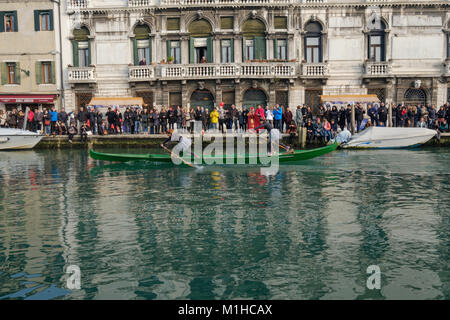 Weiblichen Besatzungen an Bord der typisch venezianischen Boot "gondolini' in der Regel von Männern durchgeführt. Karneval in Venedig 2018, Italien, 28. Januar 2018. Stockfoto